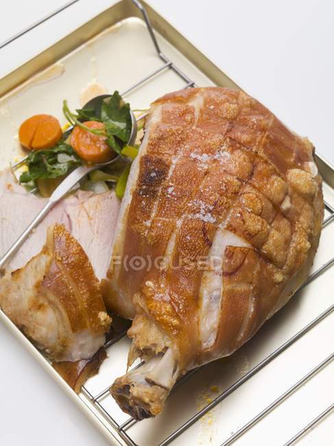 Частично нарезанная жареная свинина — стоковое фото