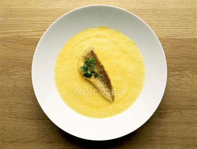 Каррі-суп зі смаженим оселедцем — стокове фото