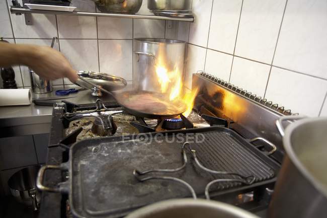 Tiro de chama durante a fritura — Fotografia de Stock