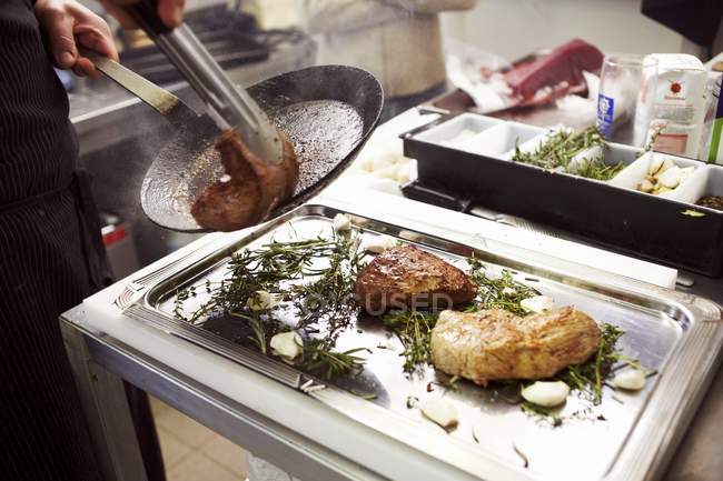 Carne frita en bandeja - foto de stock