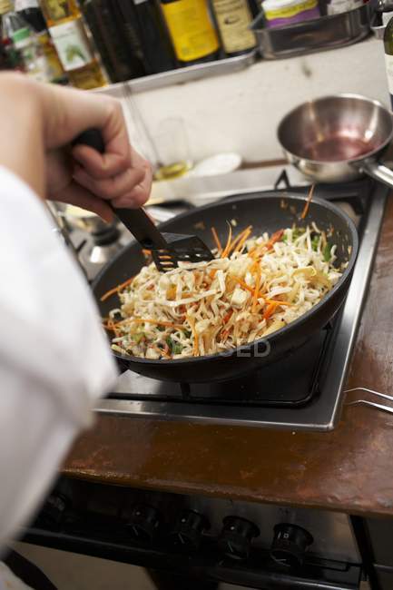 Preparando macarrão asiático — Fotografia de Stock