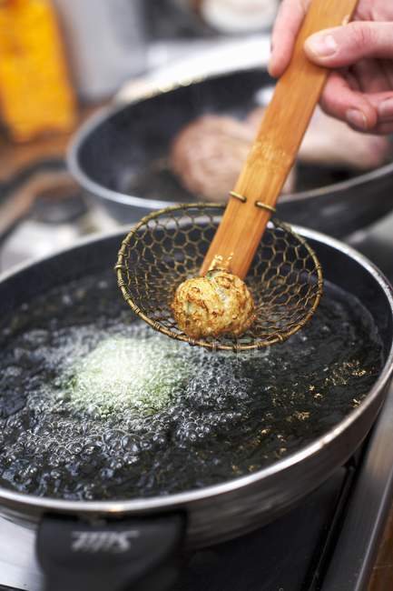 Enlever les boulettes de viande frites — Photo de stock