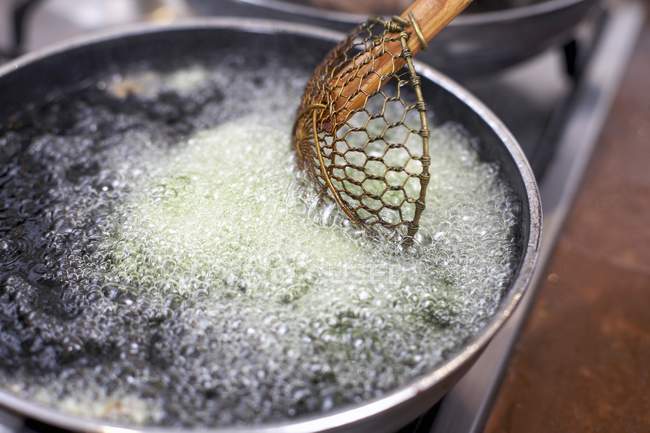 Вид крупным планом на пузырьки жира в сковороде — стоковое фото
