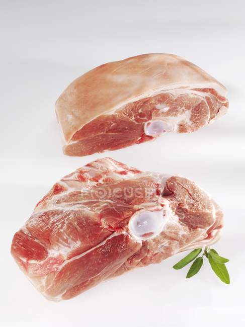 Сырое плечо свинины с костью — стоковое фото