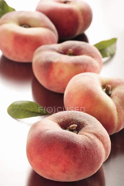 Несколько персиков для виноградников — стоковое фото