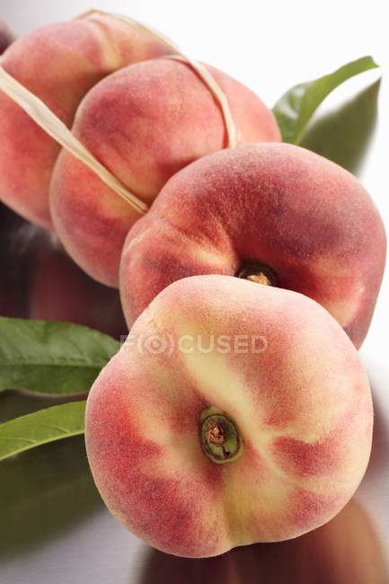 Кілька персики виноградник — стокове фото