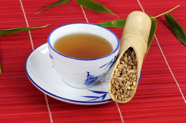 Taza de té de raíz de Woad - foto de stock