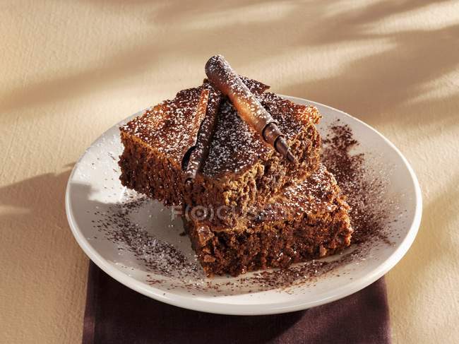 Шоколадный торт с роллами и сахаром — стоковое фото