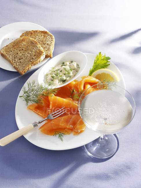 Salmon with a lemon and dill sauce — Stock Photo