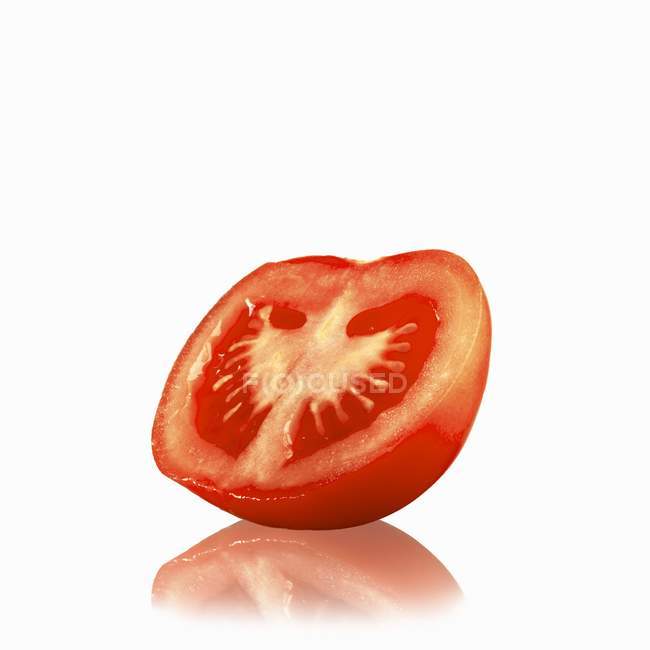 Половина помідорів з відображенням — стокове фото