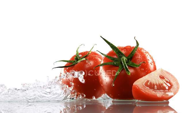 Tomates entourées d'eau — Photo de stock