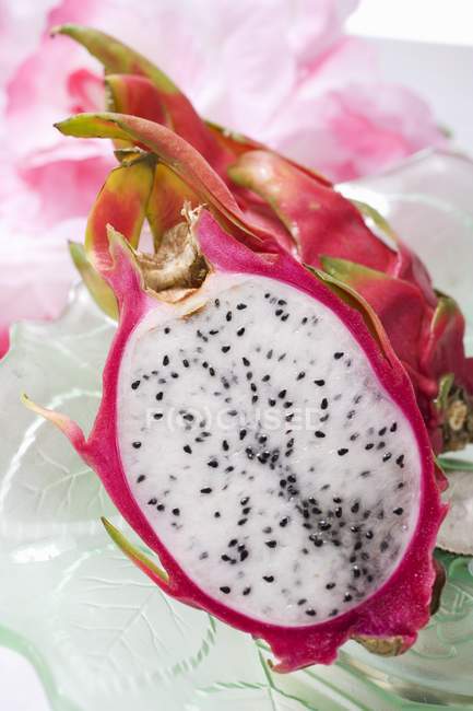 Frutta drago su piatto di vetro — Foto stock