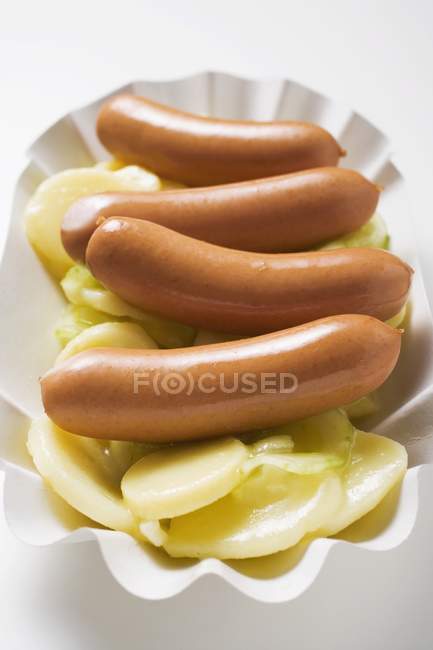 Salsicce su insalata di patate — Foto stock