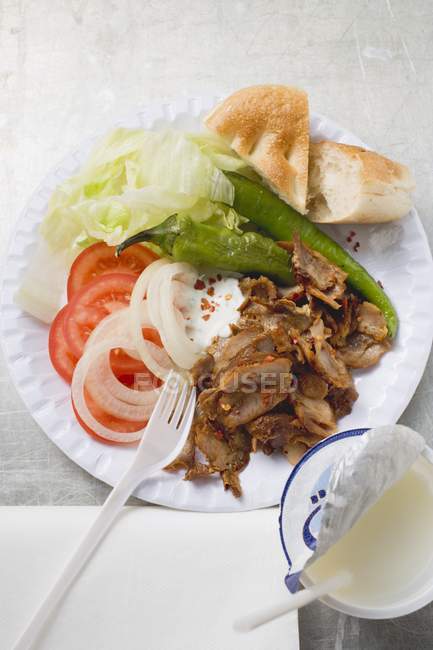 Doner kebab con verduras - foto de stock