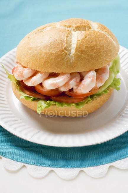 Closeup view of shrimp roll with tomatoes and salad — Stock Photo