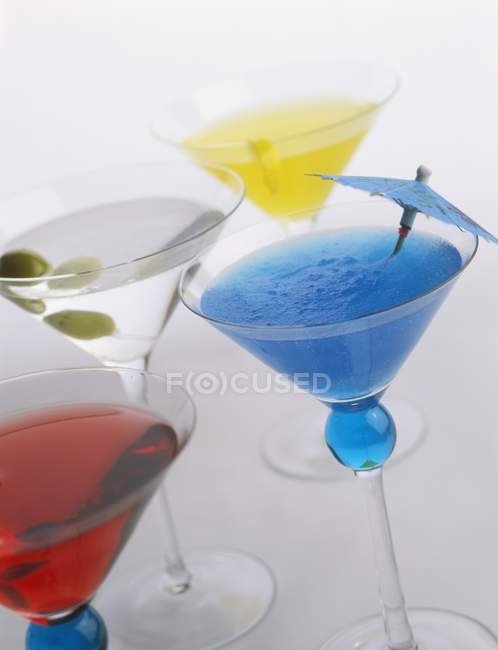Различные коктейли в бокалах для мартини — стоковое фото