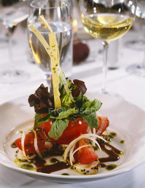 Gefüllte Tomaten und Sesamhuhn Vorspeise auf weißem Teller — Stockfoto