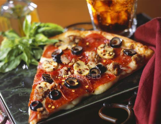 Tranche de pepperoni et pizza aux olives — Photo de stock