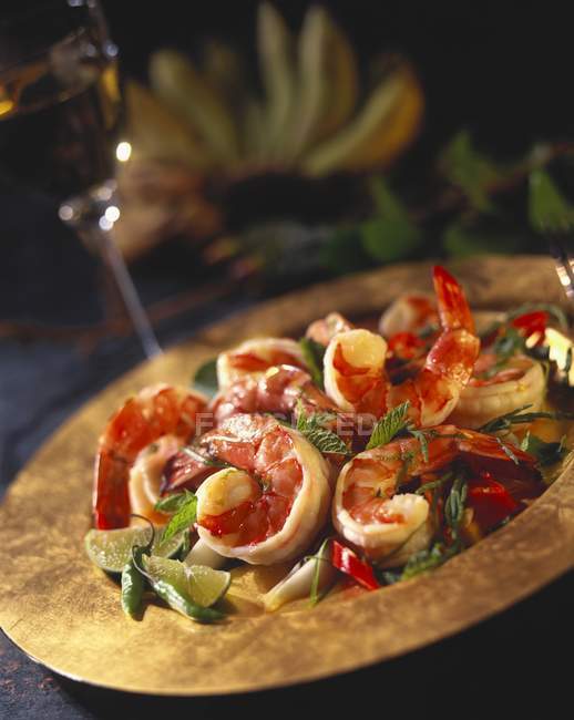 Closeup view of spicy shrimp salad with lime — Stock Photo
