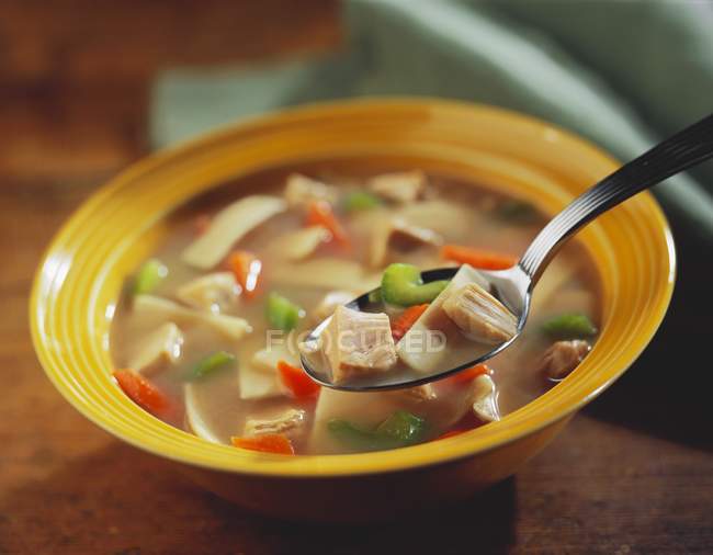 Ложка куриного супа — стоковое фото