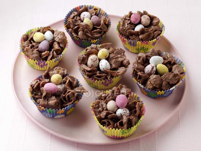 Nids de bonbons de Pâques dans les doublures de Cupcake — Photo de stock