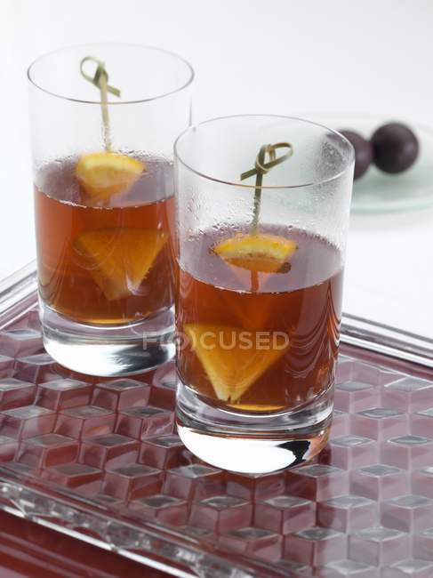 Vista de perto de dois copos com bebidas de frutas na bandeja — Fotografia de Stock