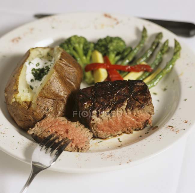 Steak grillé aux pommes de terre — Photo de stock