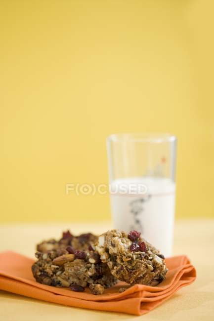 Biscuit Granola sur serviette — Photo de stock