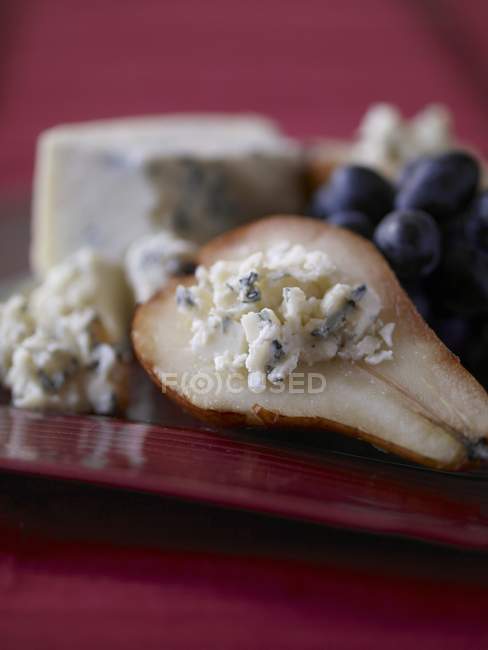Queijo azul no prato — Fotografia de Stock