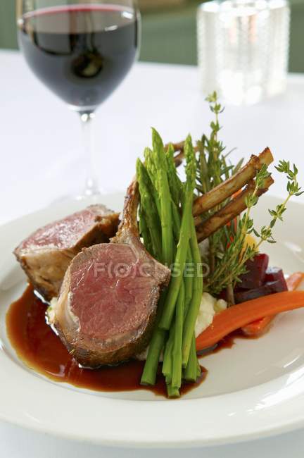 Roasted Rack of Lamb with Vegetables — Stock Photo