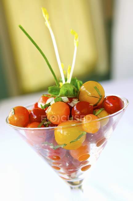 Ensalada de tomate con cebolla - foto de stock