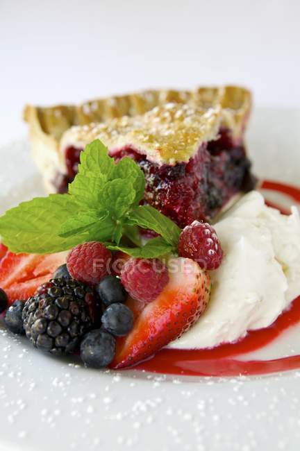Тройной ягодный пирог с взбитым сливком — стоковое фото