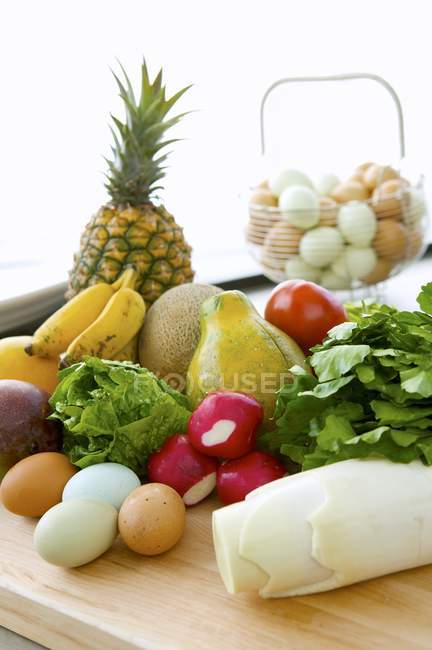 Крупный план свежих овощей, фруктов и яиц — стоковое фото