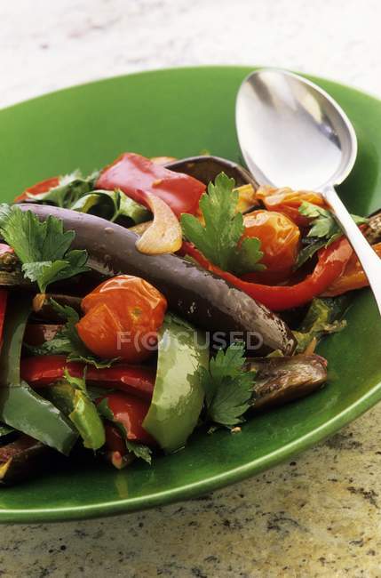 Ensalada de verduras con perejil - foto de stock