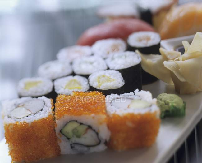 Разнообразные суши маки — стоковое фото