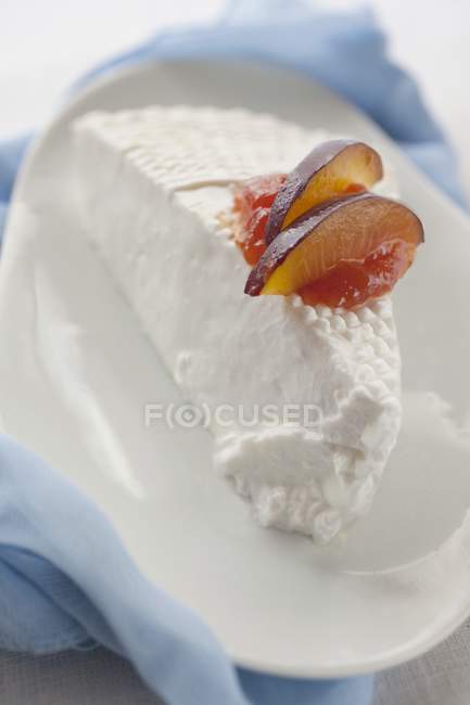 Cream cheese with sliced plums — Stock Photo