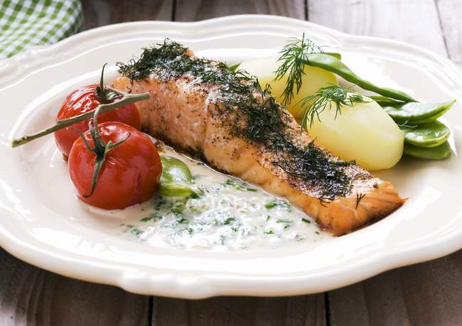 Salmon fillet with dill and herb sauce — Stock Photo
