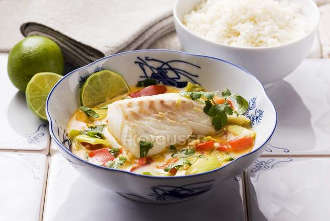 Bacalao con verduras y arroz - foto de stock