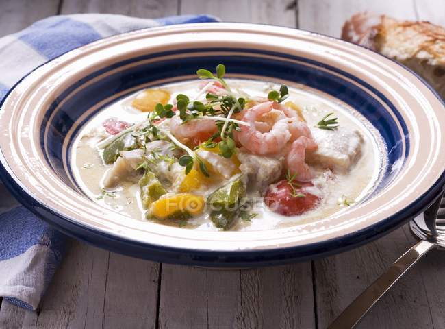 Vista ravvicinata della zuppa di pesce con gamberi e peperoni — Foto stock