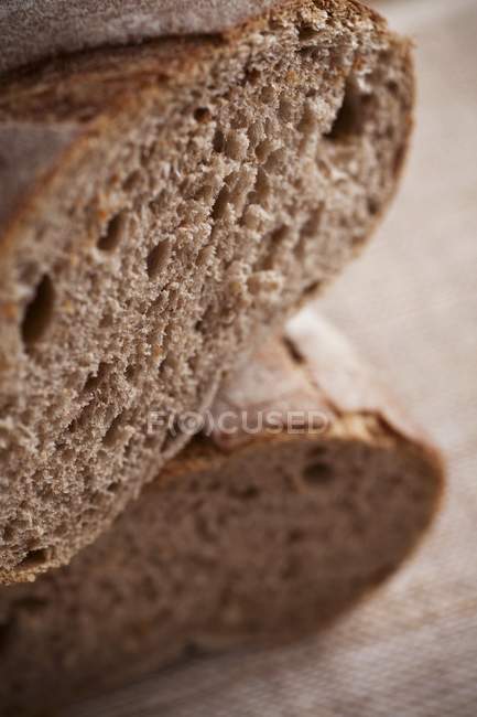 Нарезанный хлеб в стопке — стоковое фото