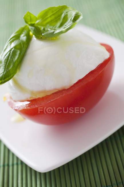 Tomaten mit Mozzarella und Basilikum — Stockfoto