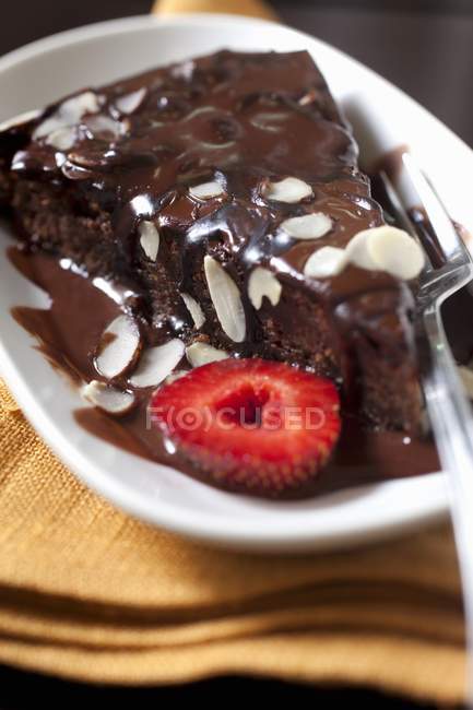 Schokoladenkuchen mit Schokoladensauce — Stockfoto