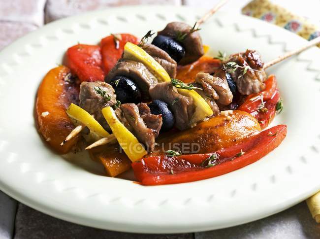 Kebabs de cordeiro com pimentas — Fotografia de Stock