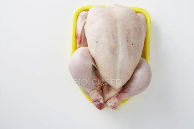 Pollo intero crudo — Foto stock