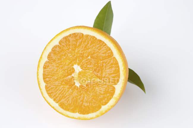 Halbe Orange mit Blättern — Stockfoto