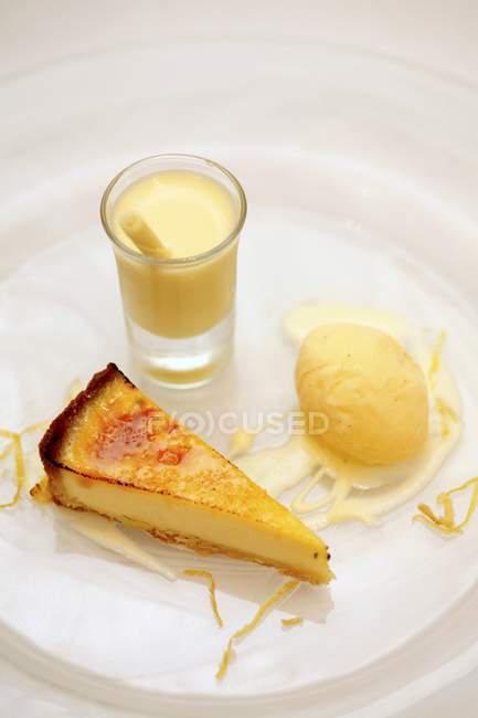 Piece of cheesecake with caramel — Stock Photo