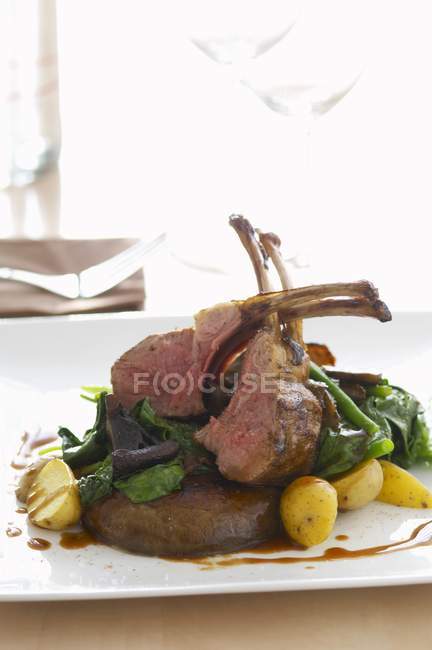 Côtelettes d'agneau rôties aux légumes — Photo de stock