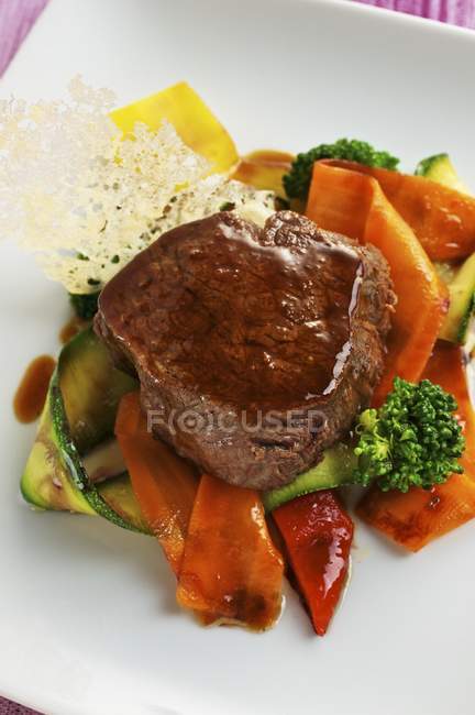 Filet de boeuf rôti sur légumes — Photo de stock