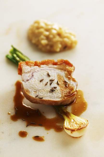 Porco leitão crocante com risoto — Fotografia de Stock