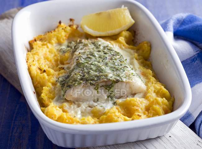 Filetto di pesce con aneto sulla purea di verdure — Foto stock